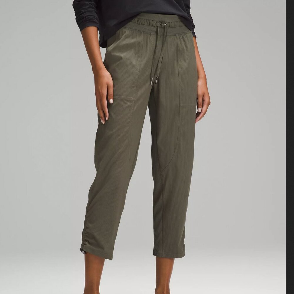 Dance Studio Mid-Rise Cropped Pant (dark forest green)
